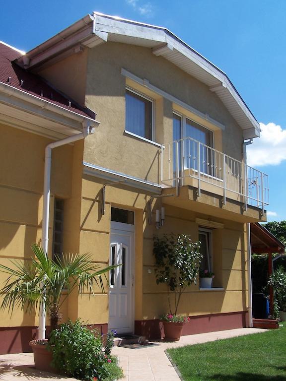 Akacia Apartment - Free Inside Parking, 2 Bedrooms, Garden, Next To Centre Budapest Luaran gambar